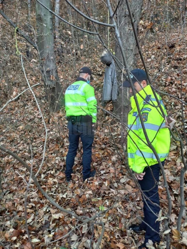 Bărbat mort de cel puţin 6 luni, găsit spânzurat în pădure, la marginea Sucevei FOTO comunascheia.ro