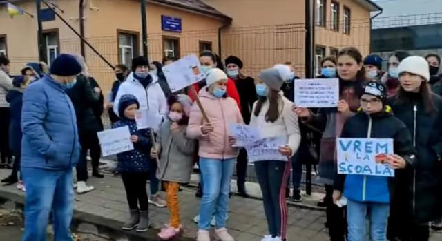Elevii de la Şcoala ,,Dr. Simion și Metzia Hîj” Volovăț au protestat pentru că nu vor învățământ online