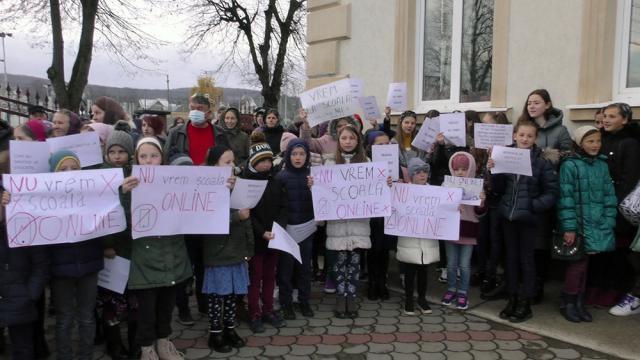 Elevii de la Şcoala ,,Dr. Simion și Metzia Hîj” Volovăț au protestat pentru că nu vor învățământ online