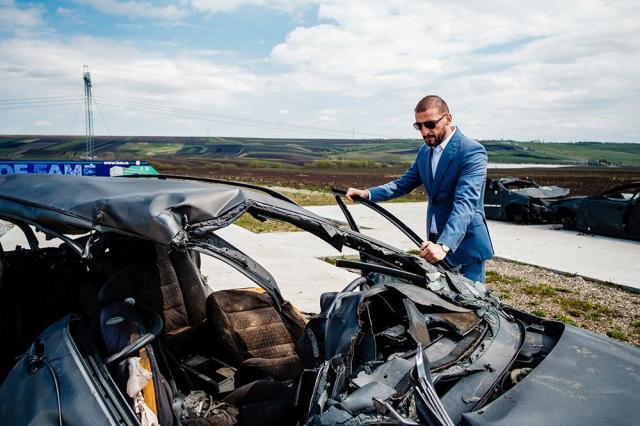 Ștefan Mandachi alături de mașina în care au murit cinci copii - caz prezentat în filmul disponibil pe Netflix