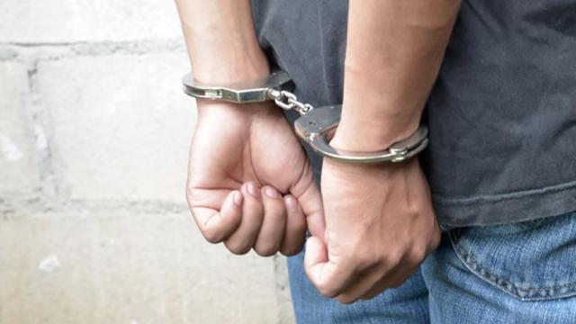 Tânărul a fost reținut de polițiști după ce pe numele său a fost emis un mandat european de arestare Sursa digi24.ro