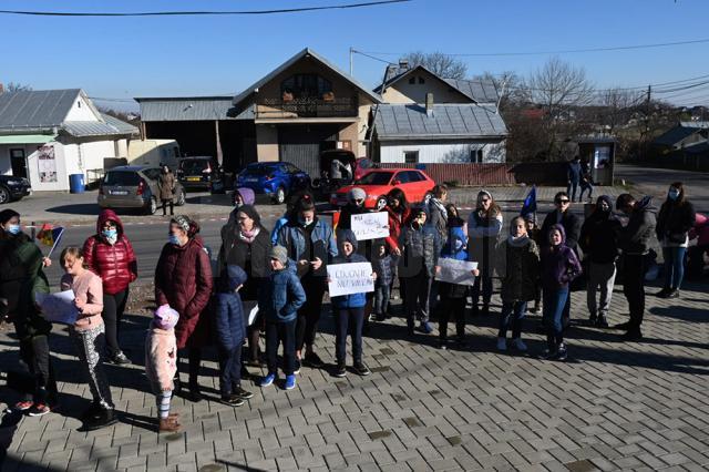 Copii și părinți din Ipotești protestează împotriva învățământului online