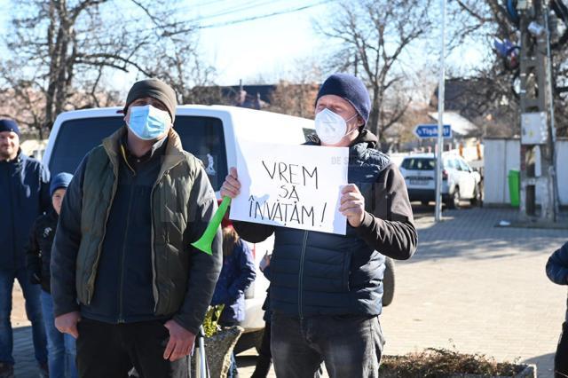 Marș de peste zece kilometri de la Bosanci la Suceava, împotriva învățământului online