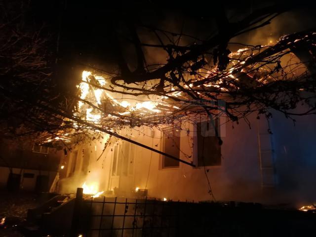 Focul a fost violent la nivelul acoperișului