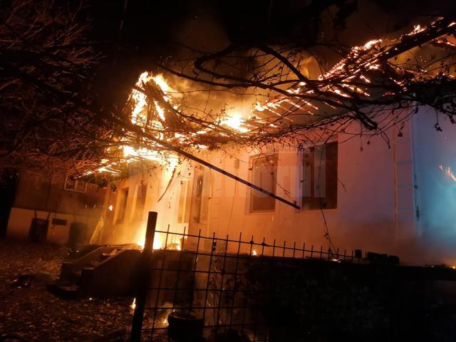 Incendiu puternic la acoperișul unei case din Fălticeni