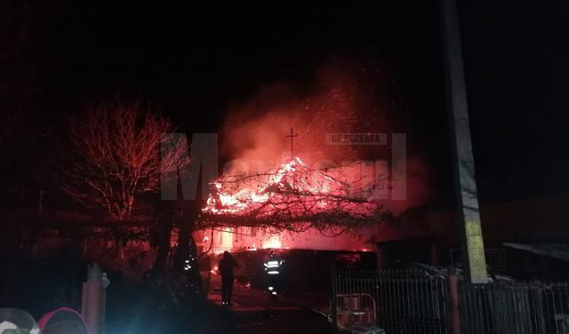 Incendiu puternic la acoperișul unei case din Fălticeni