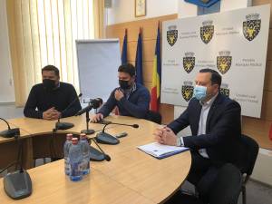 Managerul interimar de la Servicii Comunale, Adi Jecalo, primarul Bogdan Loghin şi prefectul Alexandru Moldovan