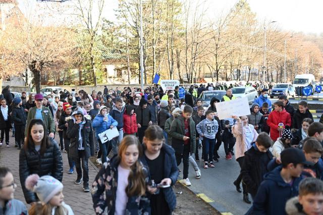 Grupul Civic „Suceava Educată” este cel care a organizat și marșul părinților și elevilor de la Bosanci la Suceava, împotriva școlii online