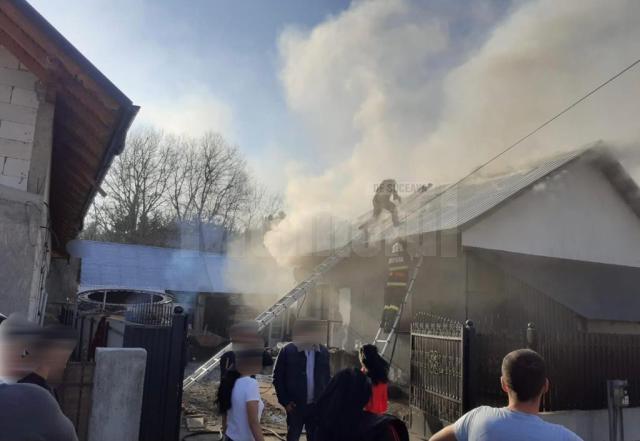 Focul a afectat grav partea superioară a casei