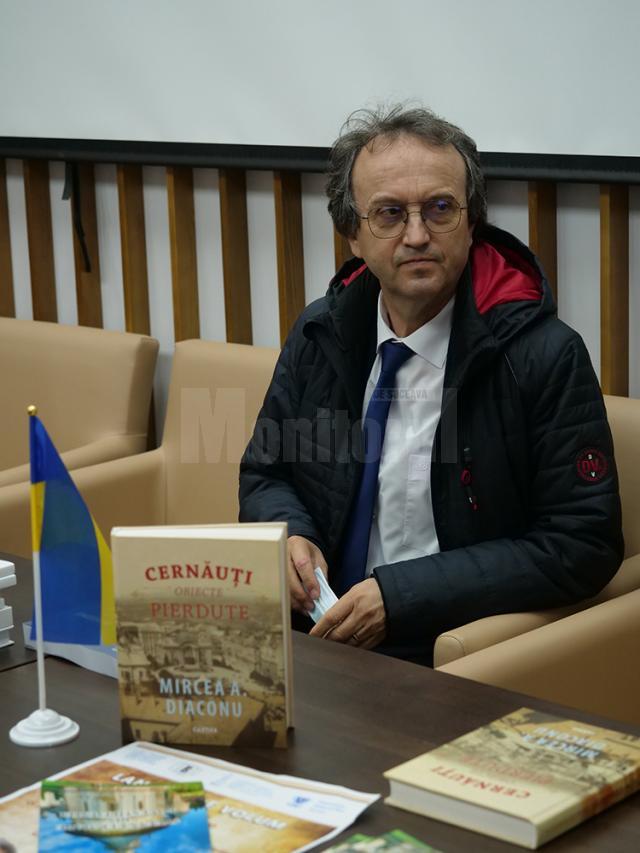 Mircea A. Diaconu la lansarea volumului, in cadrul palatului National al Romanilor din Cernauti