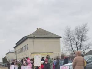 Părinți și elevi de la Școala Gimnazială „Iulian Vesper” Horodnic de Sus au protestat luni împotriva școlii online