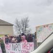Părinți și elevi de la Școala Gimnazială „Iulian Vesper” Horodnic de Sus au protestat luni împotriva școlii online