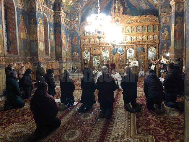 Prima slujbă interpretată în limbaj mimico-gestual dedicată comunității de surdomuți din municipiul Suceava, oficiată la Biserica „Sf. Vineri”  (1).jpg