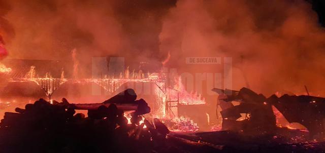 Un gater, o casă, anexe și material lemnos au ars ca paiele într-un incendiu la Ciprian Porumbescu