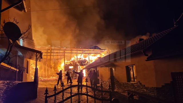 Un gater, o casă, anexe și material lemnos au ars ca paiele într-un incendiu la Ciprian Porumbescu