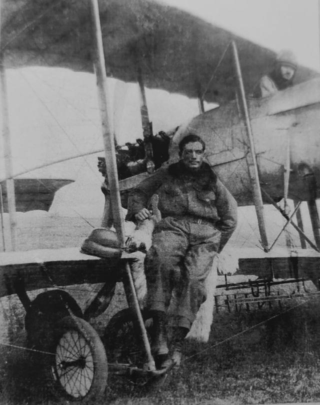 Vasile Niculescu, sus, la comanda avionului Farman