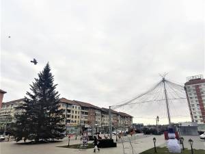 Aprinderea luminilor în bradul de Crăciun din centrul Sucevei și accesul la decorațiunile de sărbători de pe esplanadă se fac fără obligativitatea prezentării certificatului verde