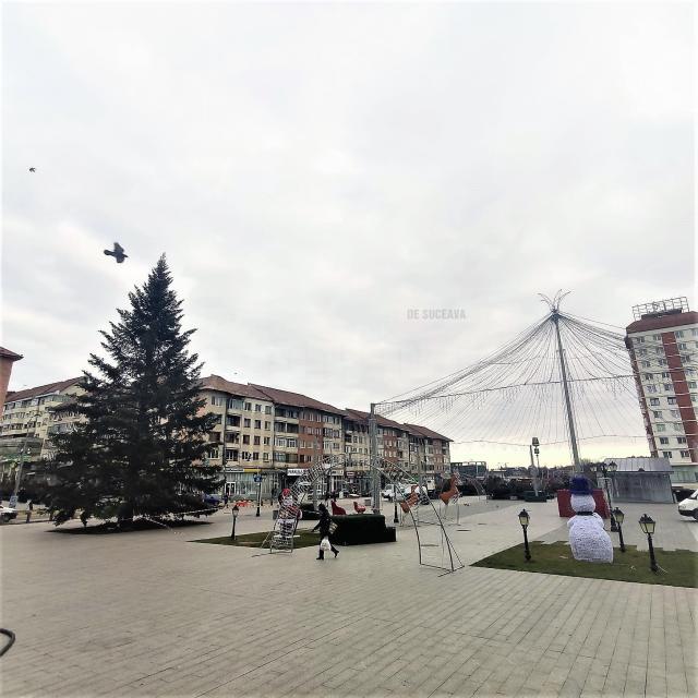 Aprinderea luminilor în bradul de Crăciun din centrul Sucevei și accesul la decorațiunile de sărbători de pe esplanadă se fac fără obligativitatea prezentării certificatului verde