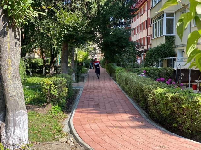 Toate aleile, treptele și accesele la scările de bloc aferente blocurilor din zona centrală și până spre Primăria Suceava au intrat în proces de modernizare