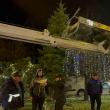 Doi muncitori au fost răniți în timp ce montau decorațiuni de Crăciun