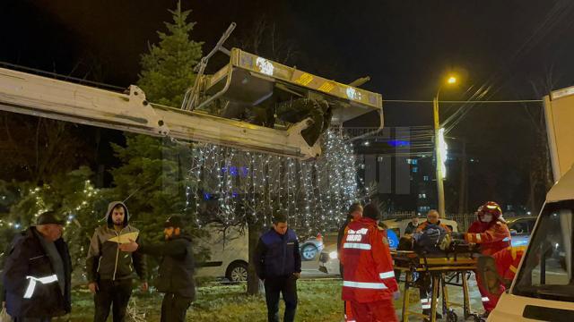 Doi muncitori au fost răniți în timp ce montau decorațiuni de Crăciun