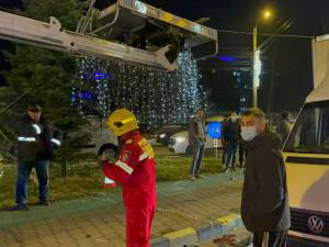 Doi muncitori, răniți în timp ce montau decorațiuni de Crăciun pe un bulevard din Suceava