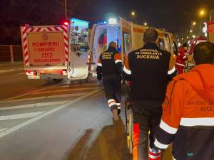 Doi muncitori, răniți în timp ce montau decorațiuni de Crăciun pe un bulevard din Suceava
