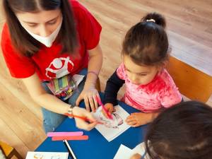 Salvați Copiii îi ajută pe copiii de etnie romă din comunități sucevene vulnerabile să aibă acces la educație