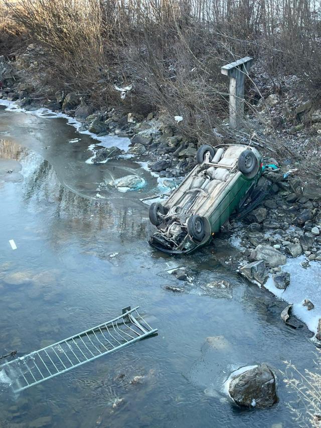 O femeie gravidă și fiica ei de 4 ani au scăpat cu viață ca prin minune din mașina care s-a răsturnat în râul Moldova