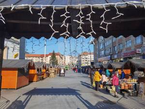 Târgul de Crăciun din centrul Sucevei rămâne deschis până pe 15 ianuarie 2022