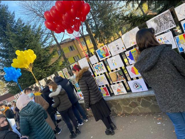 „Mândru că sunt român!”, tema unei expoziții de desene în aer liber organizate de elevii Colegiului de Informatică „Spiru Haret”