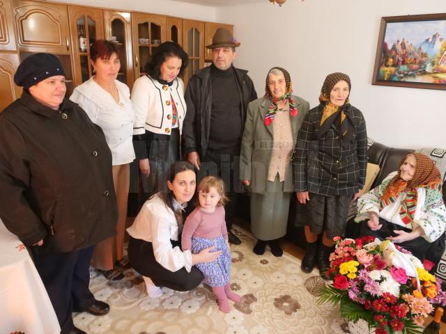Familia adunata in jurul sarbatoritei la Calinesti Coparenco