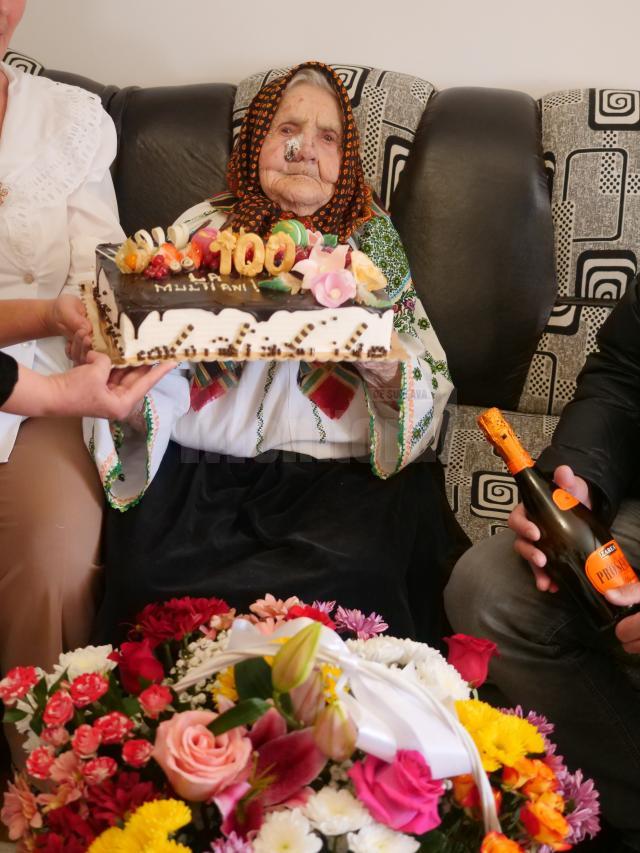 Flori, amintiri emoționante și întreaga familie în jur, pentru o femeie din Șerbăuți care a împlinit 100 de ani