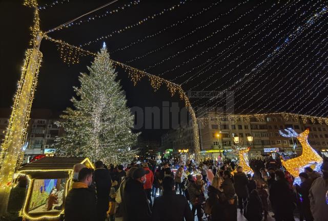 Mii de oameni au fost prezenți la aprinderea luminilor de sărbătoare, în centrul Sucevei