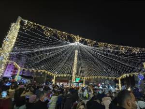 Mii de oameni au fost prezenți la aprinderea luminilor de sărbătoare, în centrul Sucevei 4