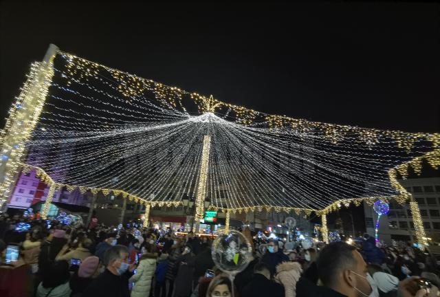 Mii de oameni au fost prezenți la aprinderea luminilor de sărbătoare, în centrul Sucevei 4
