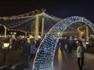 Mii de oameni au fost prezenți la aprinderea luminilor de sărbătoare, în centrul Sucevei 7