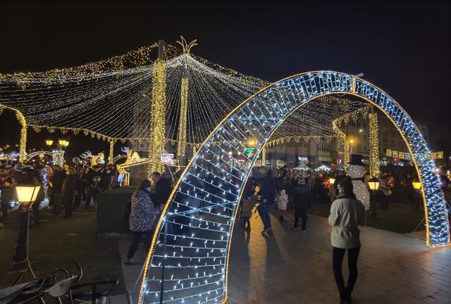 Mii de oameni au fost prezenți la aprinderea luminilor de sărbătoare, în centrul Sucevei 7