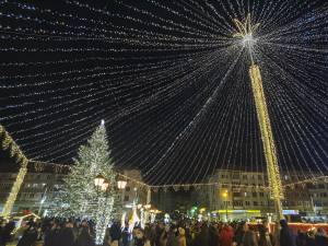 Mii de oameni au fost prezenți la aprinderea luminilor de sărbătoare, în centrul Sucevei 9