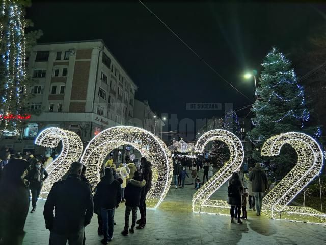 Mii de oameni au fost prezenți la aprinderea luminilor de sărbătoare, în centrul Sucevei 11