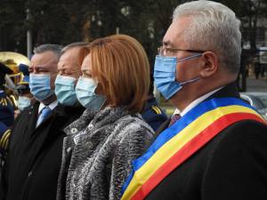 La evenimentul organizat în fața Primăriei Suceava, alaturi de Ion Lungu au participat numeroase oficialități din țară și de peste hotare
