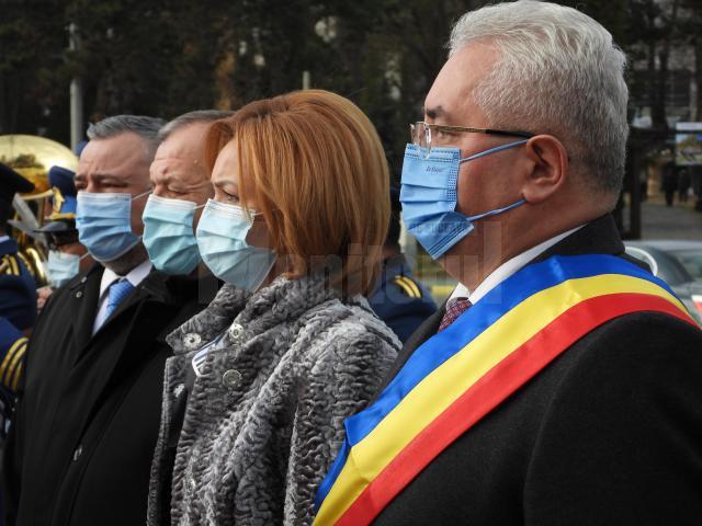 La evenimentul organizat în fața Primăriei Suceava, alaturi de Ion Lungu au participat numeroase oficialități din țară și de peste hotare