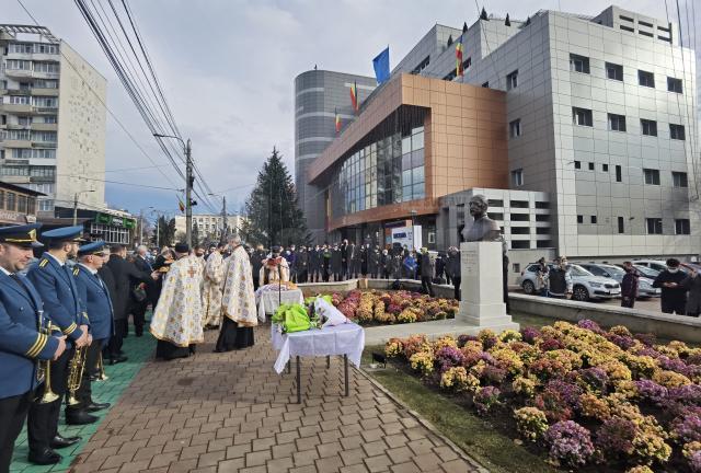 La evenimentul organizat în fața Primăriei Suceava au participat numeroase oficialități din țară și de peste hotare 3