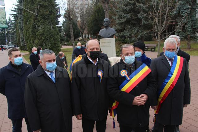 Ceremonie scurtă de depunere de coroane la statuia unionistului Iancu Flondor, din centrul Sucevei