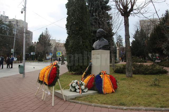 Ceremonie scurtă de depunere de coroane la statuia unionistului Iancu Flondor, din centrul Sucevei