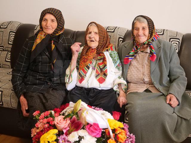 Cele două fiice, Viorica și Alea, împreună cu mama lor, Maria Huțan