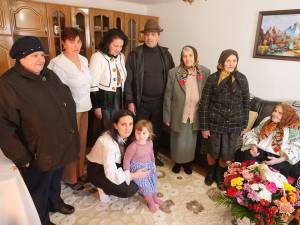 Familia adunată în jurul sărbătoritei, la Călinești Coparenco