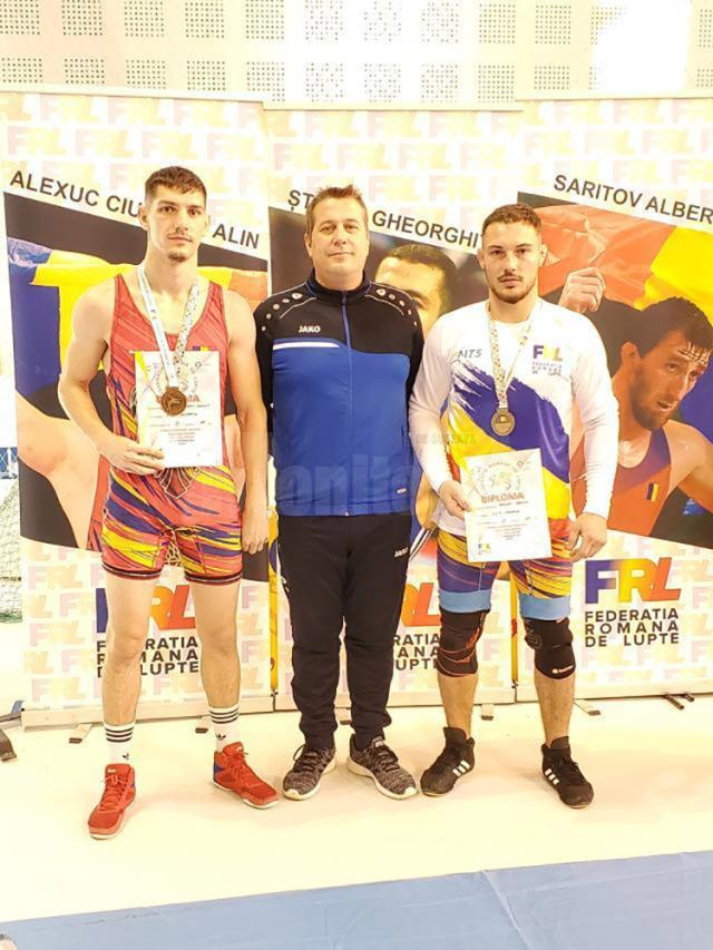 Antrenorul Daniel Ciubotaru încadrat de cei doi medaliați