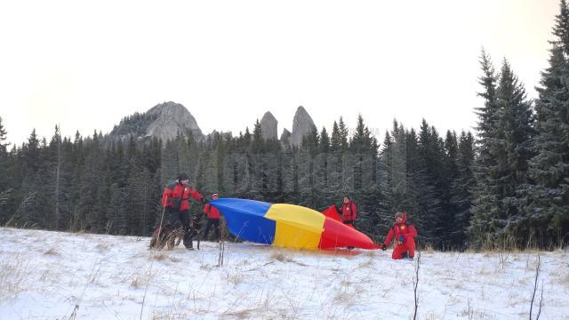 Salvamontiștii suceveni au arborat Drapelul Tricolor pe muntele Rarău