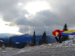 Salvamontiștii suceveni au arborat Drapelul Tricolor pe muntele Rarău